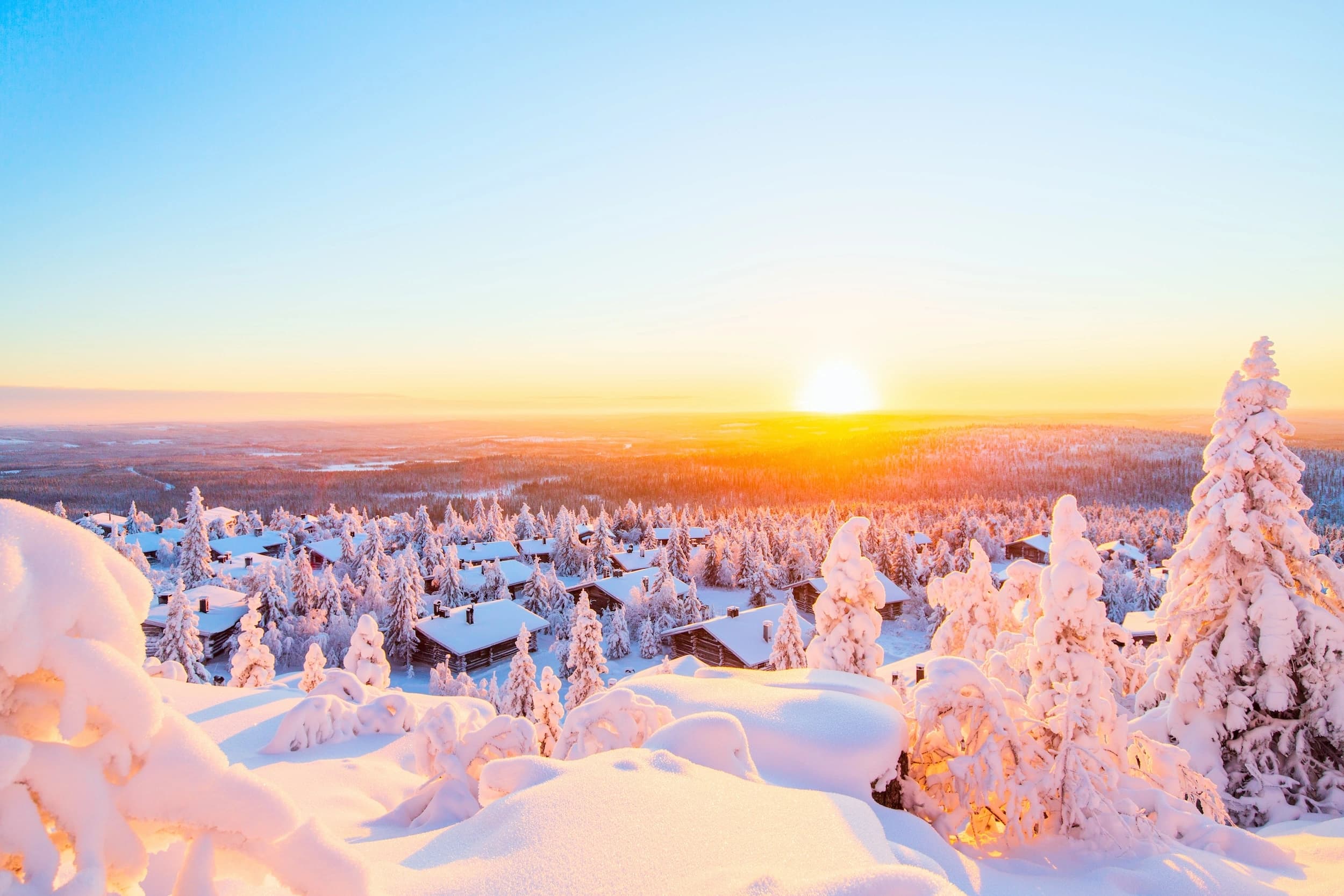 Vakker norsk hytte med snø og fjell i bakgrunnen